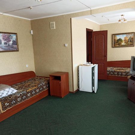 Hotel "Nizhyn" Esterno foto
