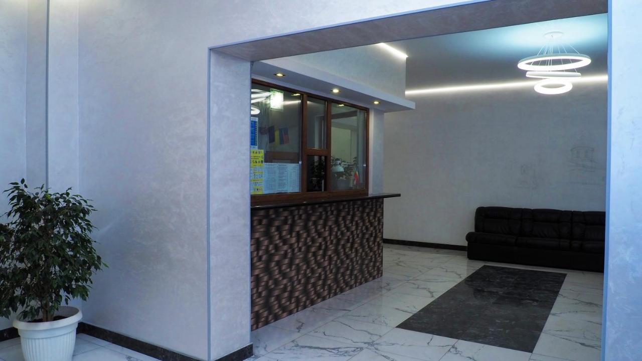 Hotel "Nizhyn" Esterno foto