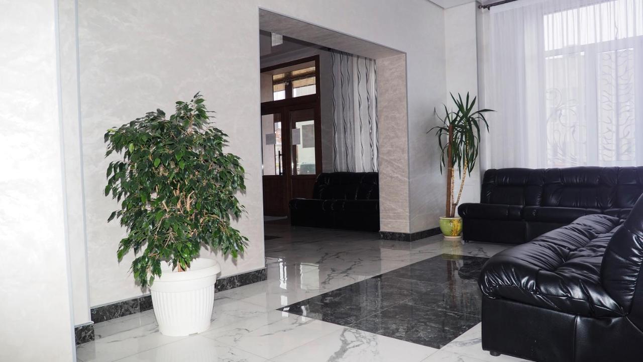 Hotel "Nizhyn" Esterno foto