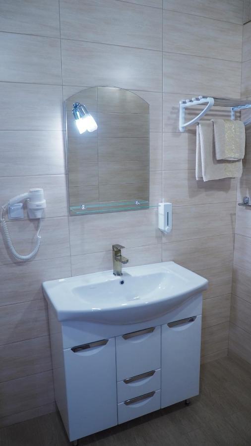 Hotel "Nizhyn" Esterno foto
