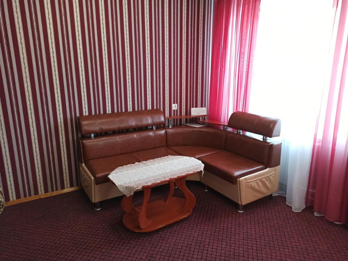 Hotel "Nizhyn" Esterno foto