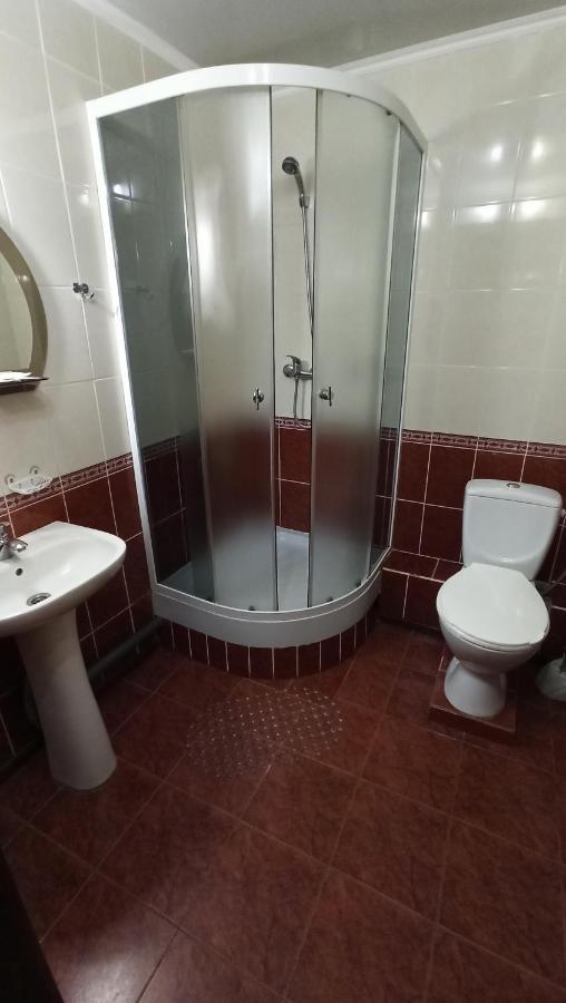 Hotel "Nizhyn" Esterno foto