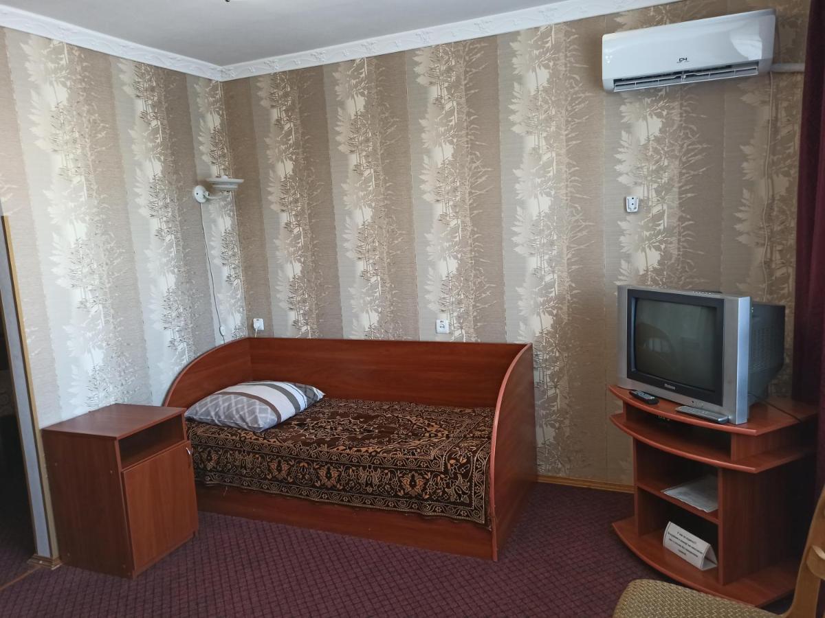Hotel "Nizhyn" Esterno foto