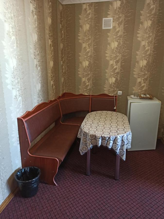 Hotel "Nizhyn" Esterno foto