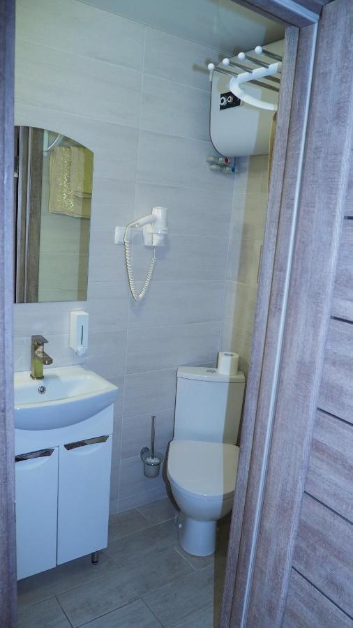 Hotel "Nizhyn" Esterno foto